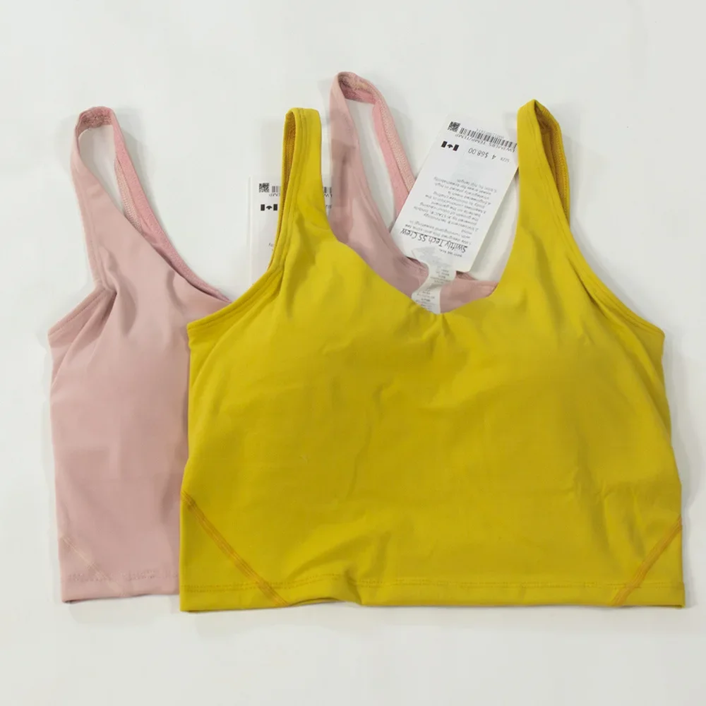 Colete de ioga feminino com alças em formato de U e almofadas de peito embutidas, oferecendo uma sensação de pele nua, adequado para fitness e exercícios.