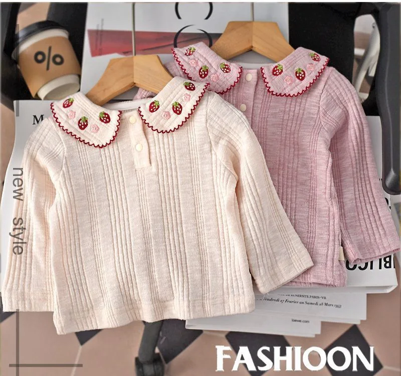 Koreanisches Mädchen-Basisshirt für Frühling und Herbst, langärmelig für junge Mädchen. Stilvolles Kinder-Shirt mit Cartoon-Erdbeer-Motiv. – Detail 1