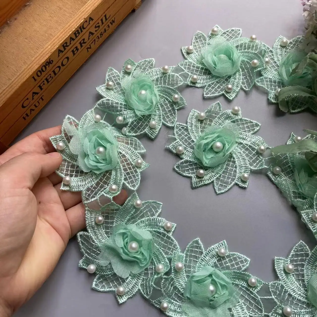 Cinta de borde de encaje verde, tela de perlas 3D, borlas de flores, apliques bordados, costura artesanal, ropa de vestido de novia, 7cm, 10 unidades