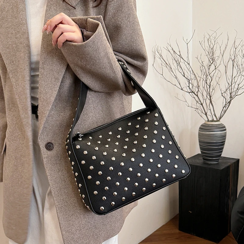 Modische Sling-Handtaschen, Shopper-Tasche, Nieten-Design, Hobo-Schultertaschen, 2024, schwarzer Punk-Stil, Unterarm-Schulter-Handtasche und Geldbörse – Detail 6