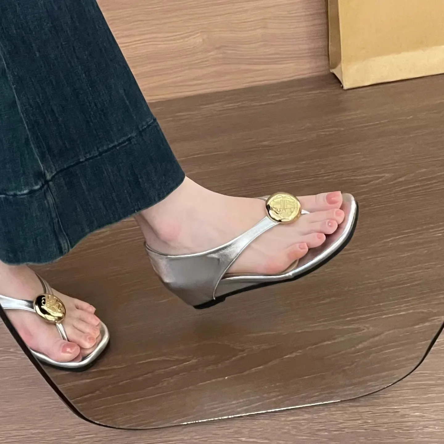 

Flip-flops, thong sandals for women, shallow mouth, heightened insoles, silver single shoes, summer