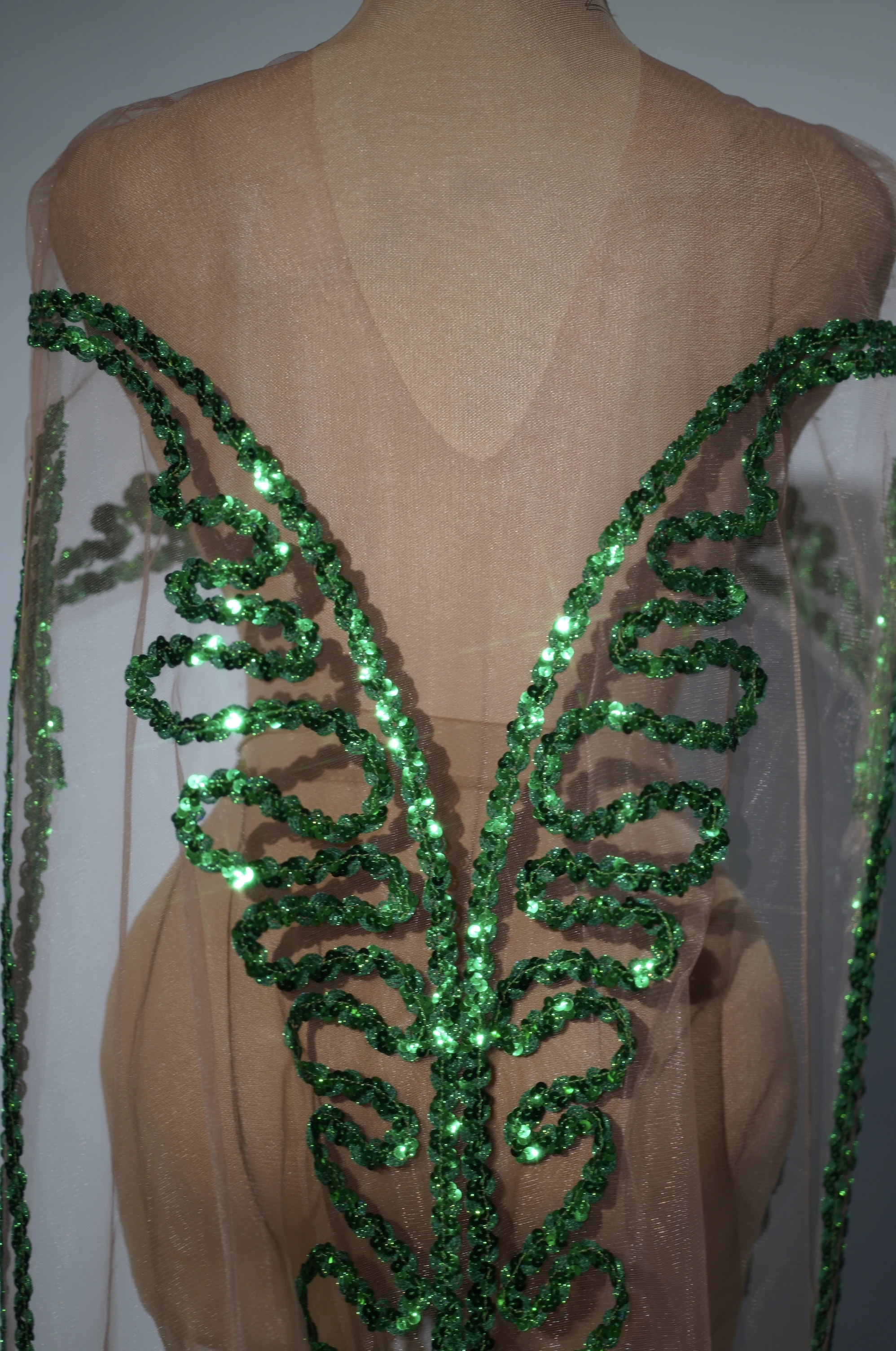 สีเขียวเงาSequins Capeเซ็กซี่Sheerตาข่ายสําหรับฉลองNight Graduationวันเกิดชุดยาวถ่ายภาพนักร้องแสดงStage Dre