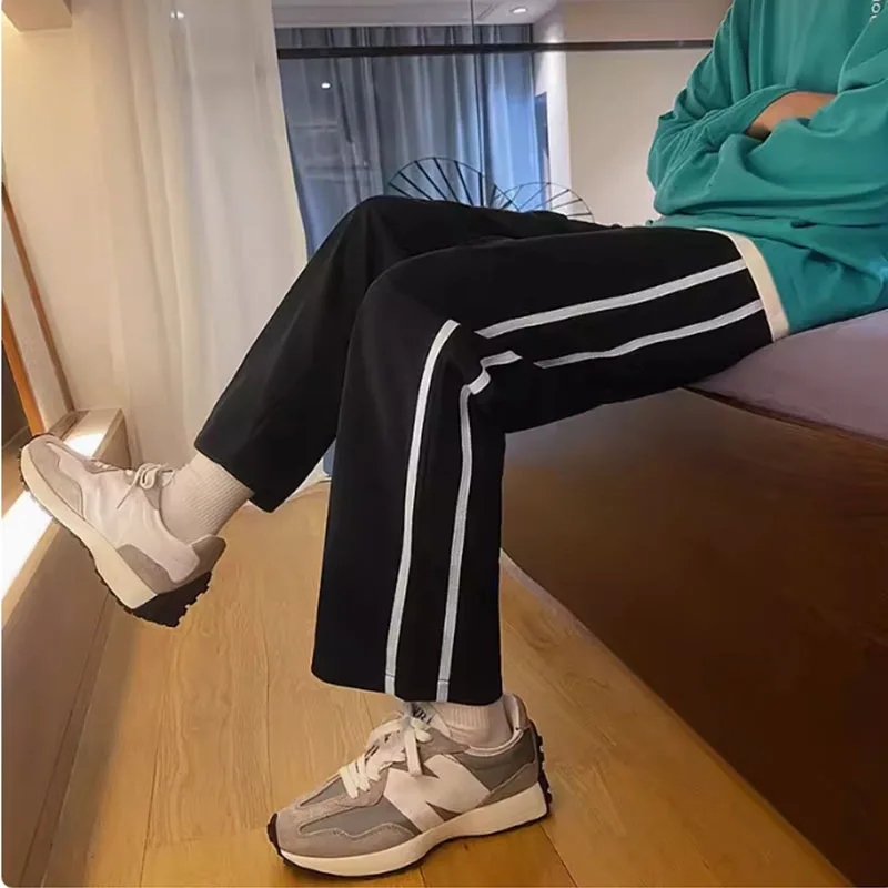 Pantaloni casual sportivi a righe versione coreana maschile della tendenza pantaloni moda gamba dritta per studenti di marca di moda allentati estivi