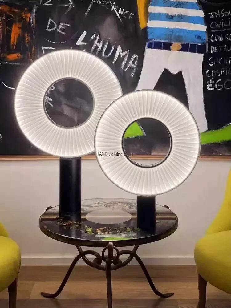 Lámpara de pie plisada creativa de diseñador italiano, sala de estar, dormitorio, estudio, arte del hogar, decoración minimalista, luz LED de brillo