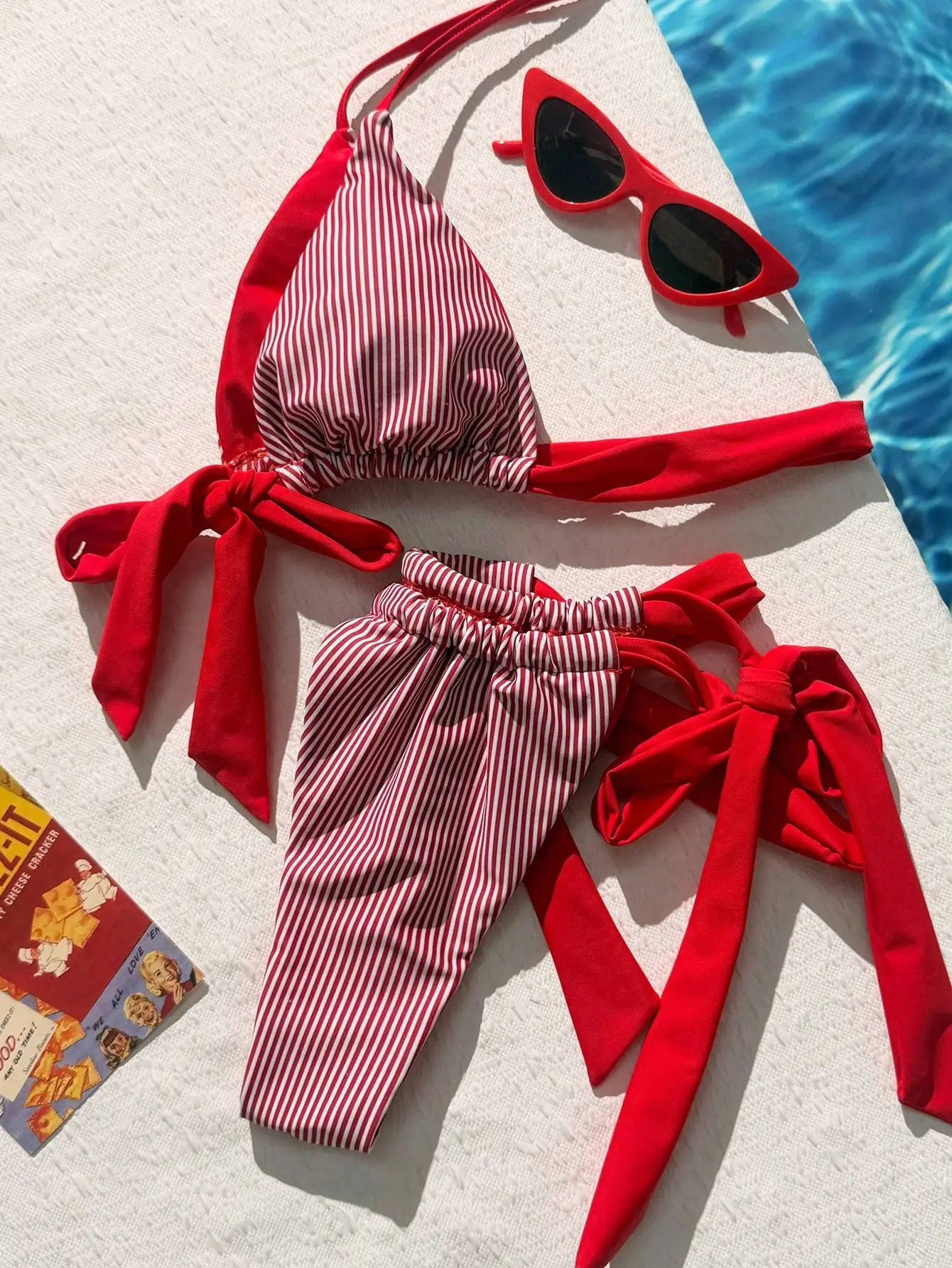 

Сексуальный комплект бикини из двух частей с полосатым принтом и завязками на боках для женщин