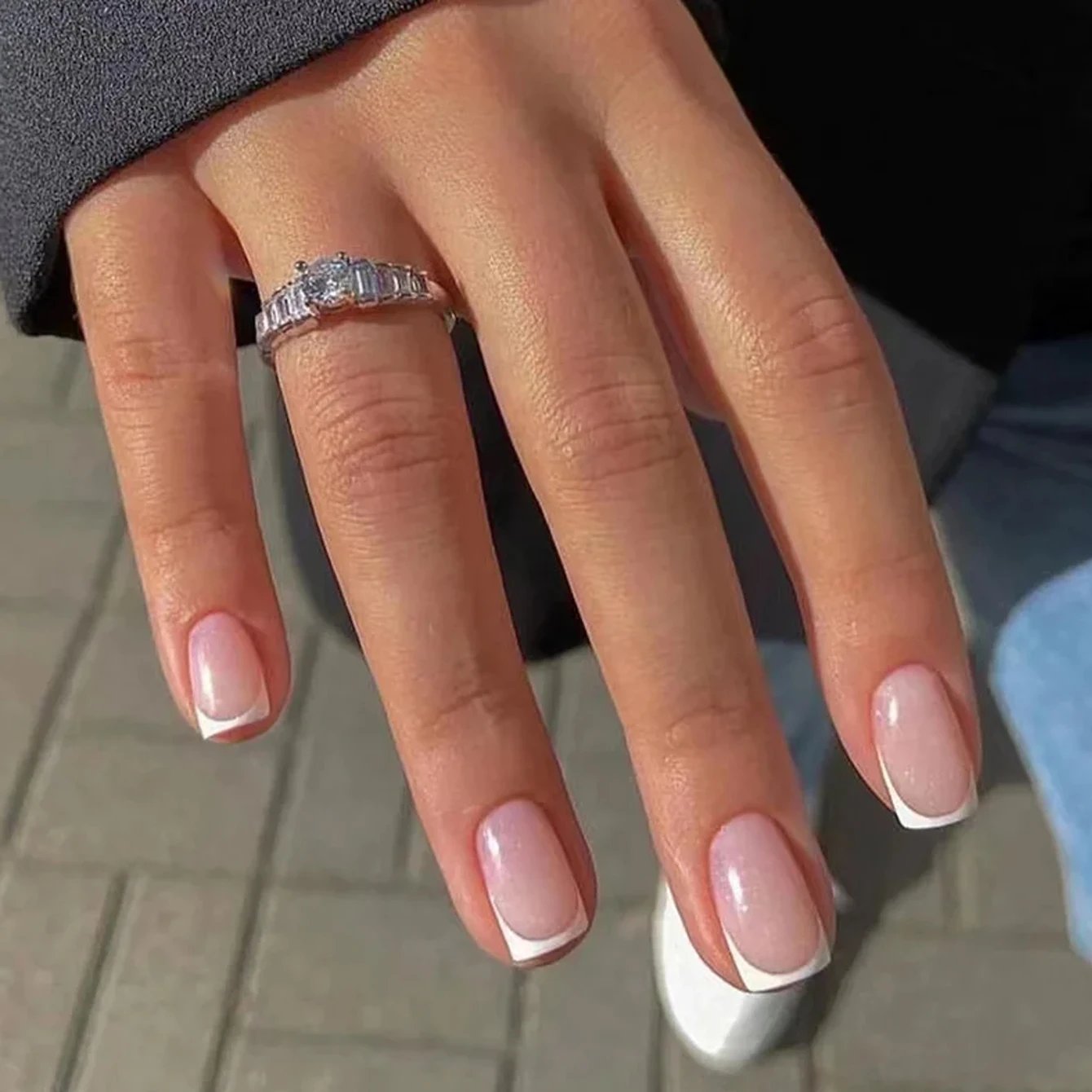 24 szt. Krótkie, minimalistyczne paznokcie w stylu francuskim z 1 żelową baza i 1 pilnikiem do paznokci.