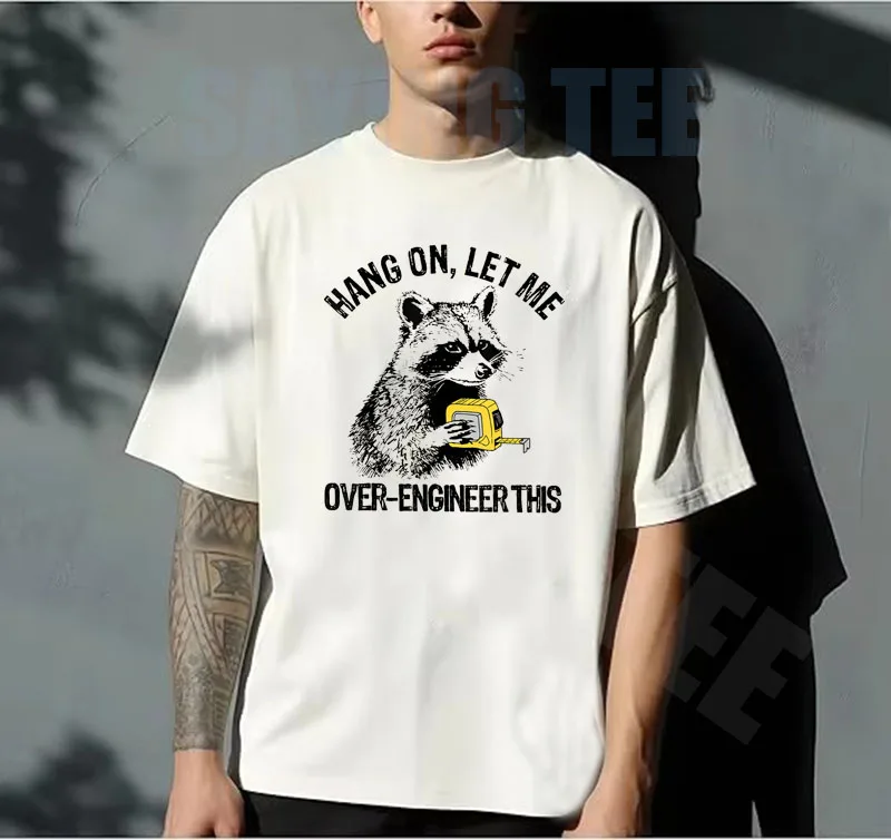Warte, lass mich das schmeichelnde T-Shirt mit lustigem Waschbär-Motiv für Techniker im Y2K-Stil gestalten – Süßes, personalisiertes Herren-T-Shirt für den Arbeitsalltag mit sarkastischem Spruch – Detail 3