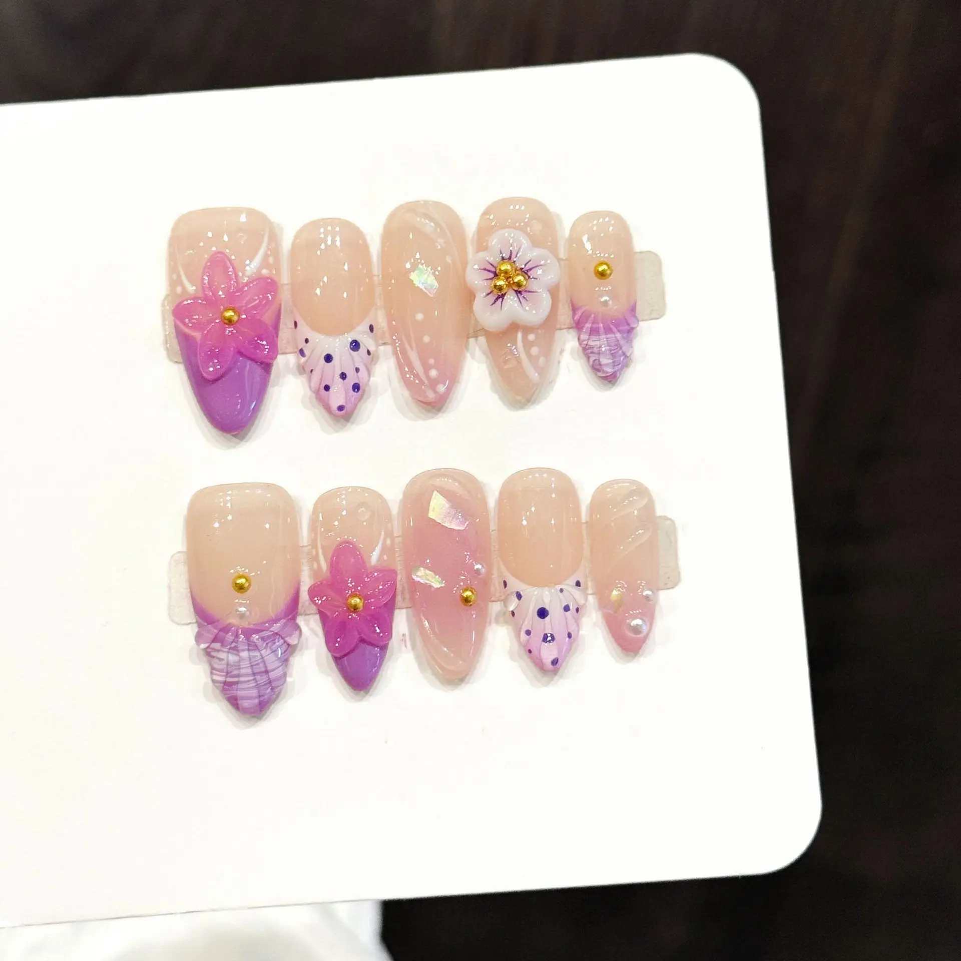 10Pcs Summer Lovely  Red Strawberry Flowers Hand-painted Handmade Wearable False Nails Mid-length Almond Nail Art Set Detachable view 3