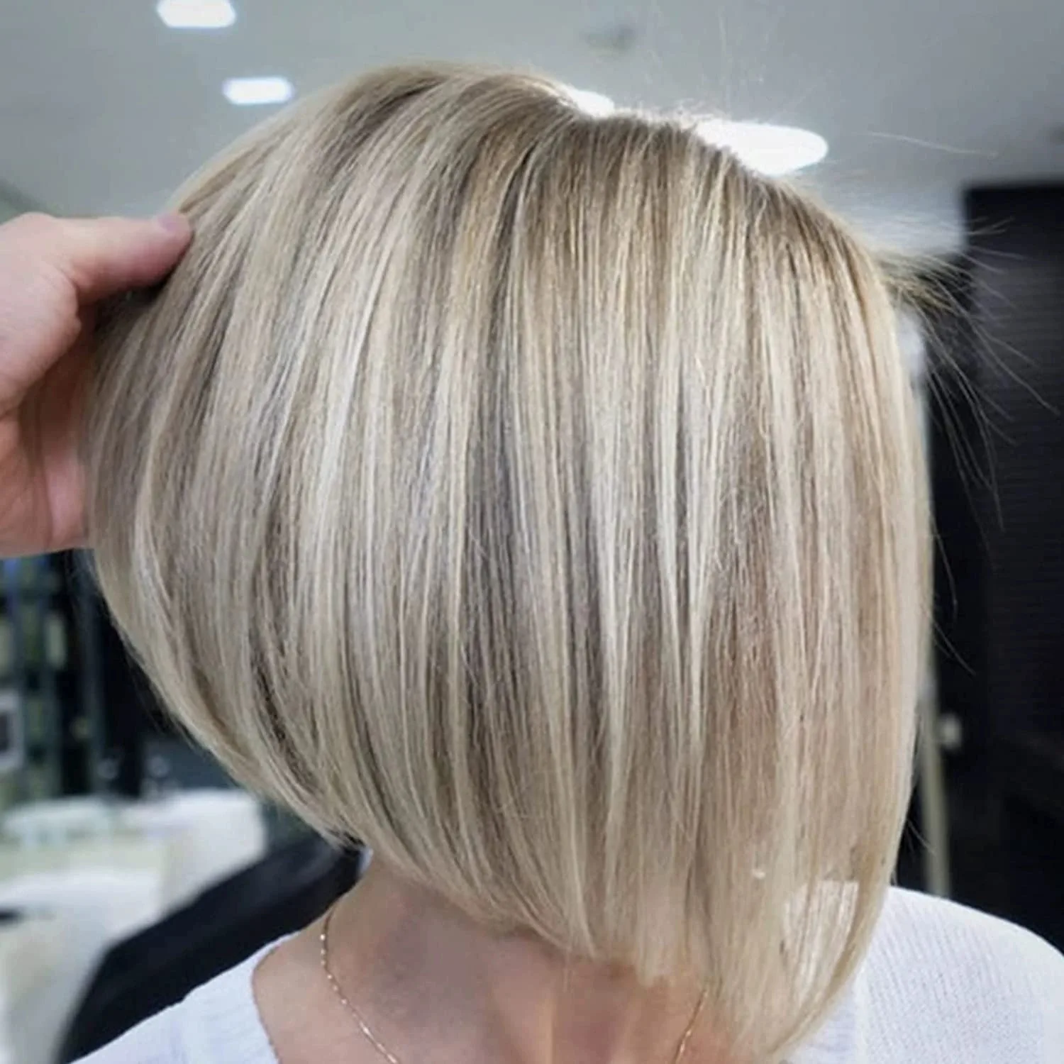 Light Grey Wigs for Women Ash Blonde Wig Side Part Synthetic Hair Replacement Realistic Short Bob Wigs for Cosplay Daily Use