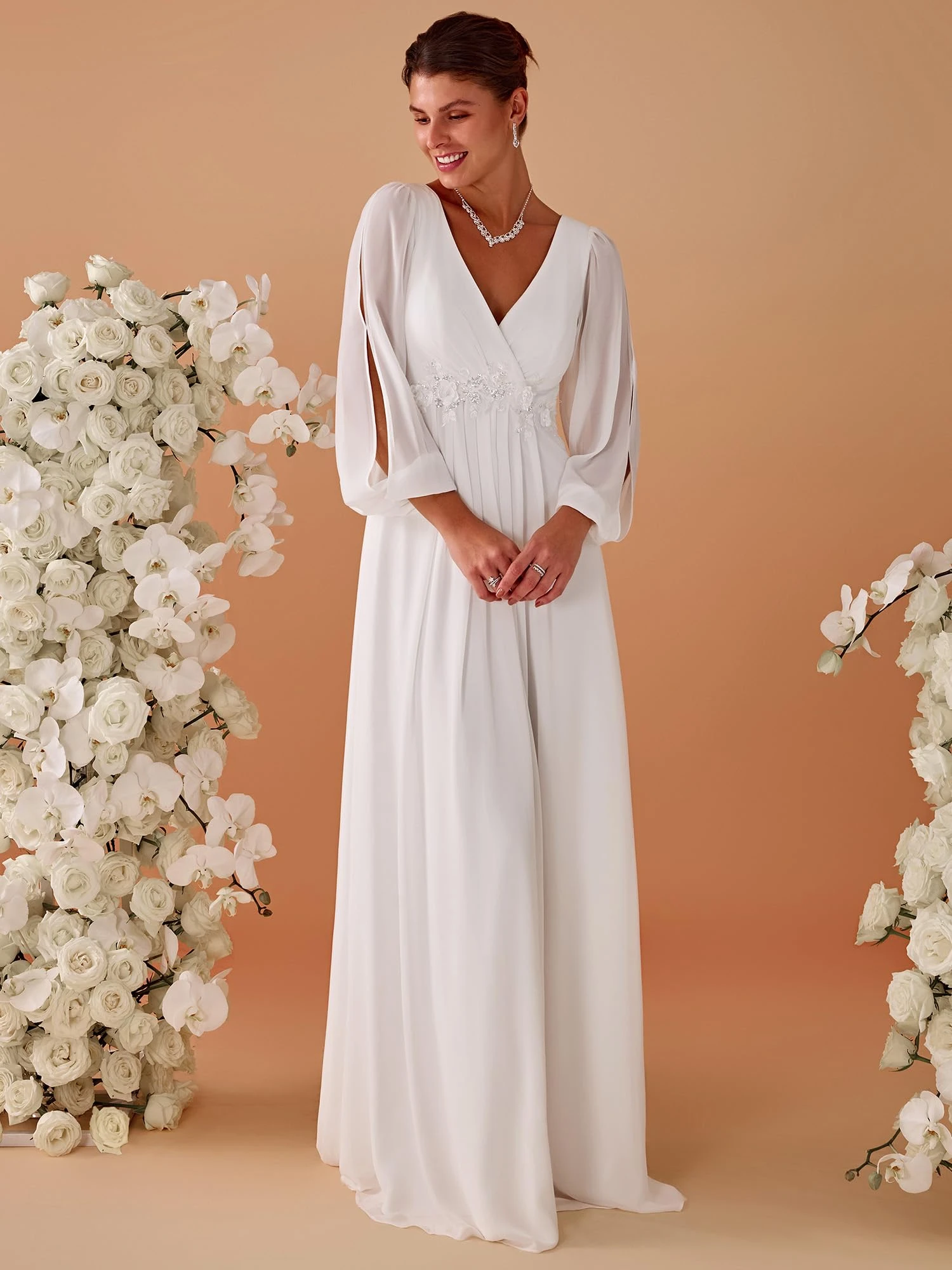 Semplici abiti da sposa bianchi per le donne Abito da sera impero a maniche lunghe con scollo a V profondo sexy Abito da sposa maxi con applicazioni floreali