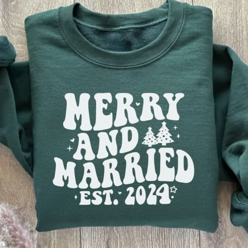 Feliz y casado Est 2025 Sudadera Navidad Boda a juego Parejas recién casadas Parejas de Navidad Sólo casado Sudadera con capucha navideña
