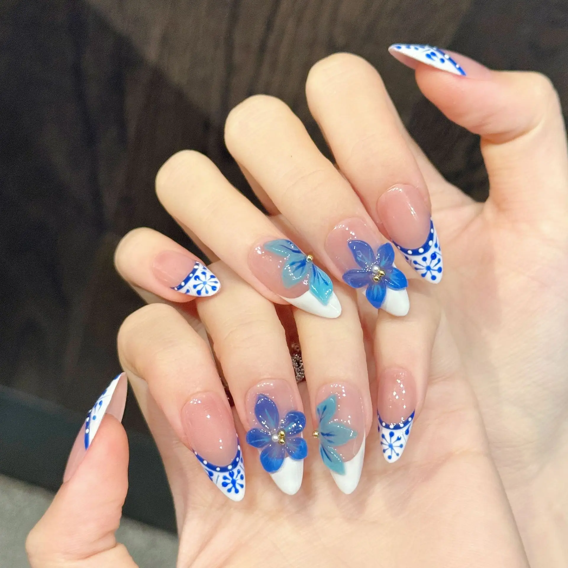 Bild 3: 10 Stück handgefertigte blau-weiße Porzellan-Kunstnägel, 3D-geschnitzte blaue Blumen, Mandelform, zum Aufkleben, chinesischer und französischer Stil, künstliche Nägel