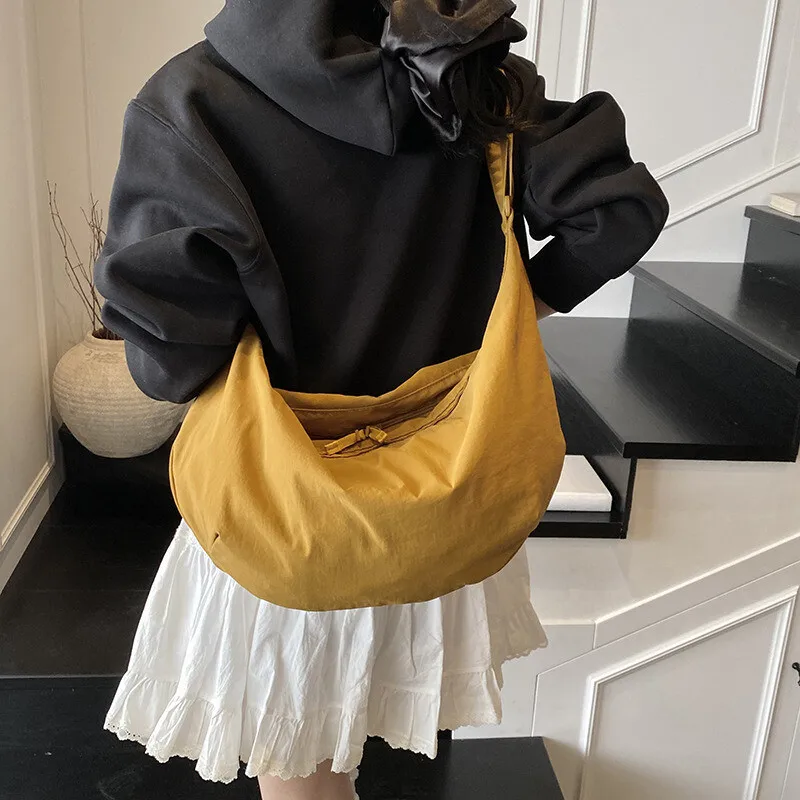 

New Casual Pleated Fabric Commutin Style Simple Handheld Crossbody Lare Capacity Dumplin