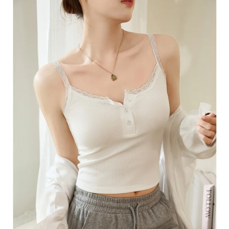レディース夏用ショート丈、純綿製、着痩せ効果のあるレースキャミソールベスト、インナーとして着用。
