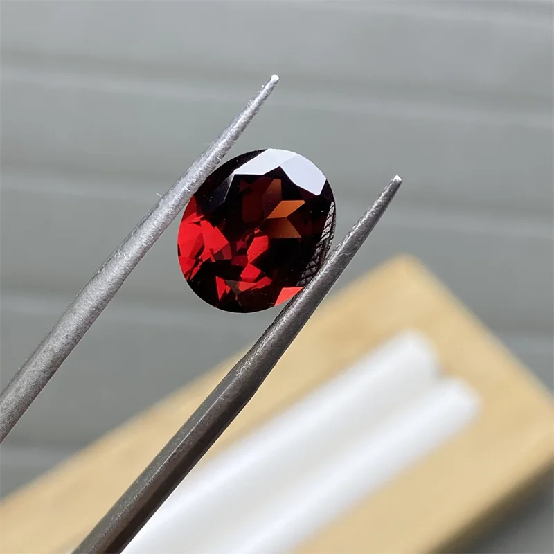 

1 Oval Mozambique 9 * 11mm Natural Garnet Gemstone, Weighing 4 Carats, Crystal Transparent and Free of Impurities