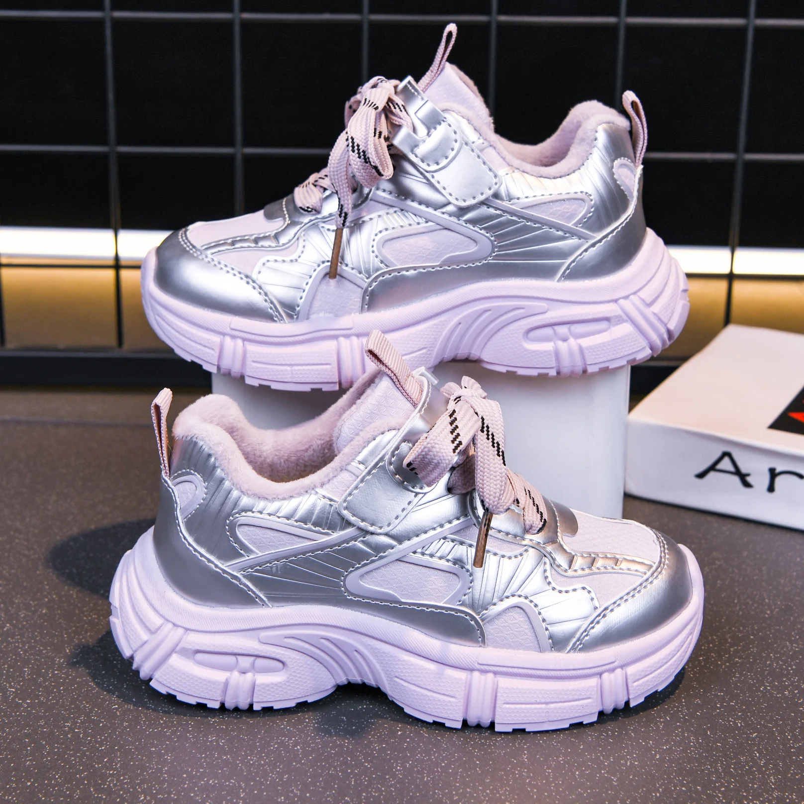 Boys Girls Warm-lined Sneakers 2025 New Winter Kids Fleece Casual Shoes Soft Sole Non-slip Versatile Chic Kid Barefoot Sneakers