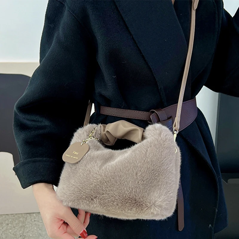 Yumuşak peluş çanta kadın yeni moda omuzdan askili çanta basit Crossbody çanta