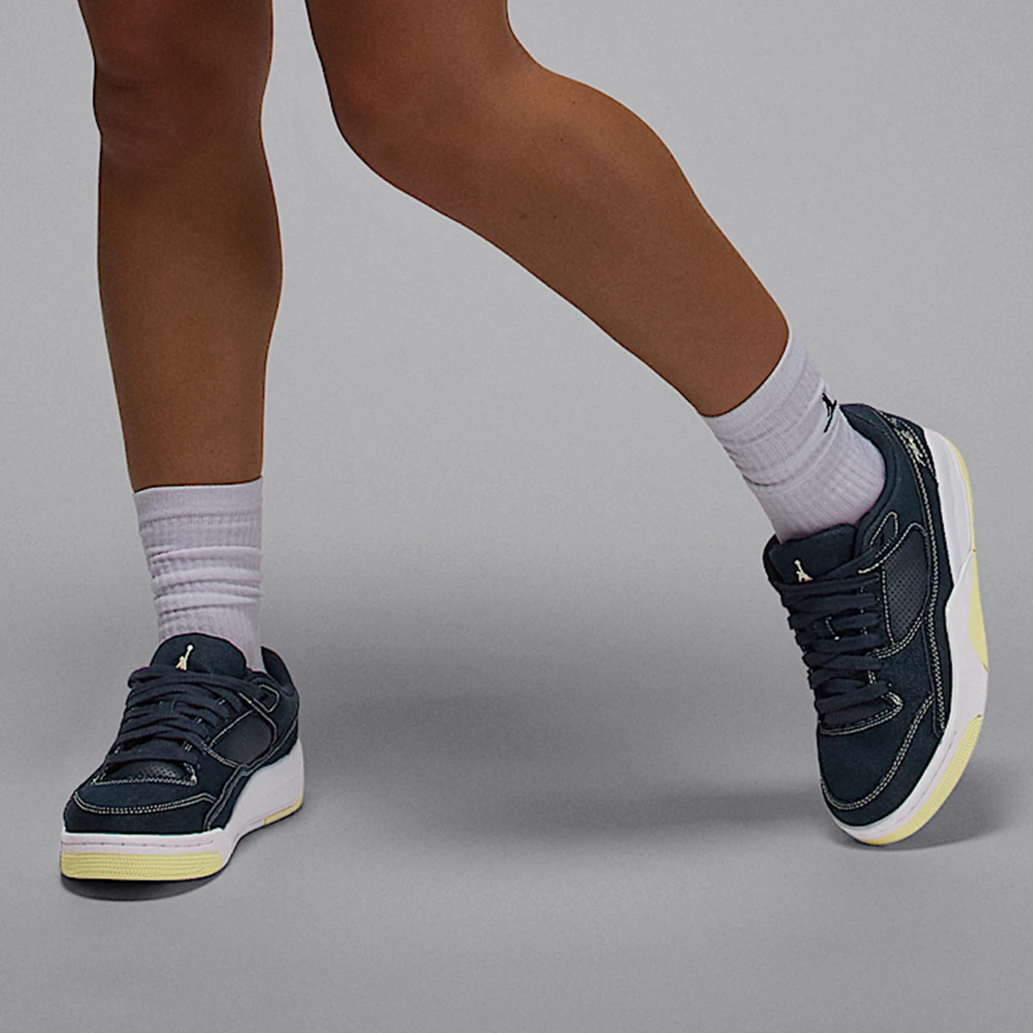 حذاء كرة السلة Nike Genuine Jordan للسيدات خفيف الوزن من قماش الدنيم IH4489-451