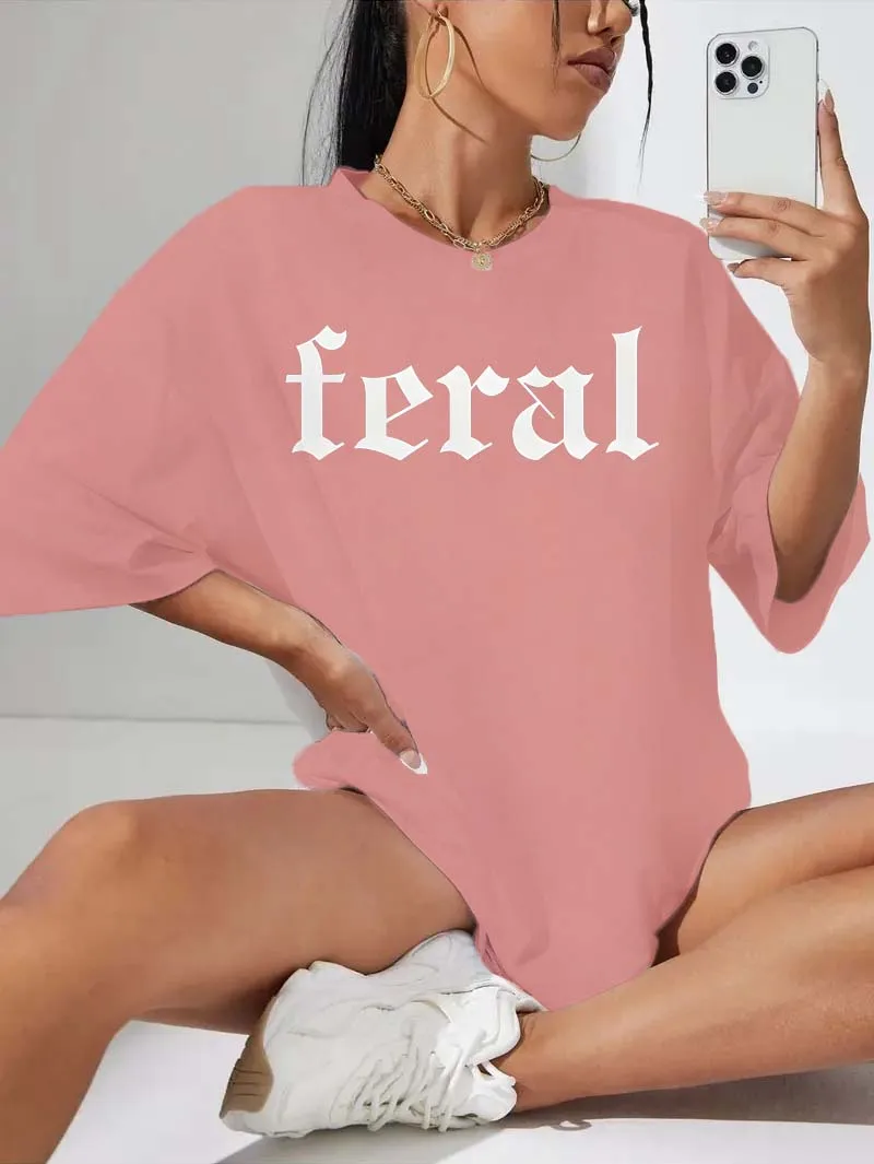 Koszulka Plus Size z grafiką \"Feral Letter\" dla bezproblemowej elegancji i modnej mody.