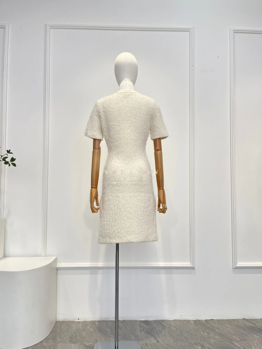 2025 Novo mini vestido branco elegante de manga curta com diamantes para mulheres