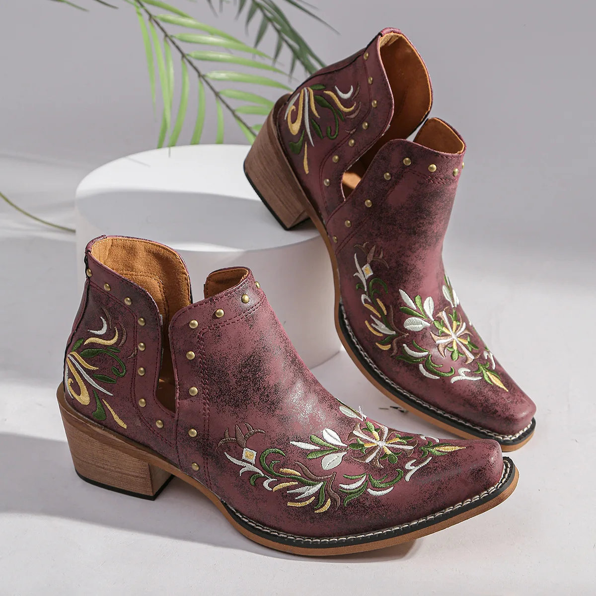 

Women's 2026 Embroidered Rivet Western Boots Retro Mid heeled Short Boots Ethnic Style Motorcycle Women's Boots