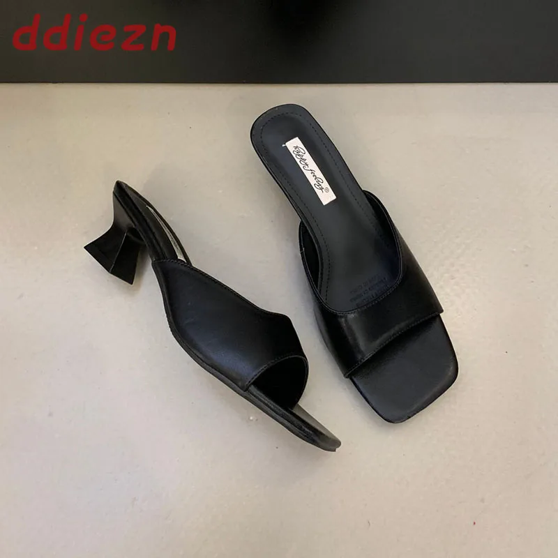 Neue modische Damen-Slipper mit eckiger Zehenpartie, Absatzschuhe, Sandalen, Pumps, Damen-Slides, Outdoor-Freizeitschuhe, Damen-Slipper mit Absatz