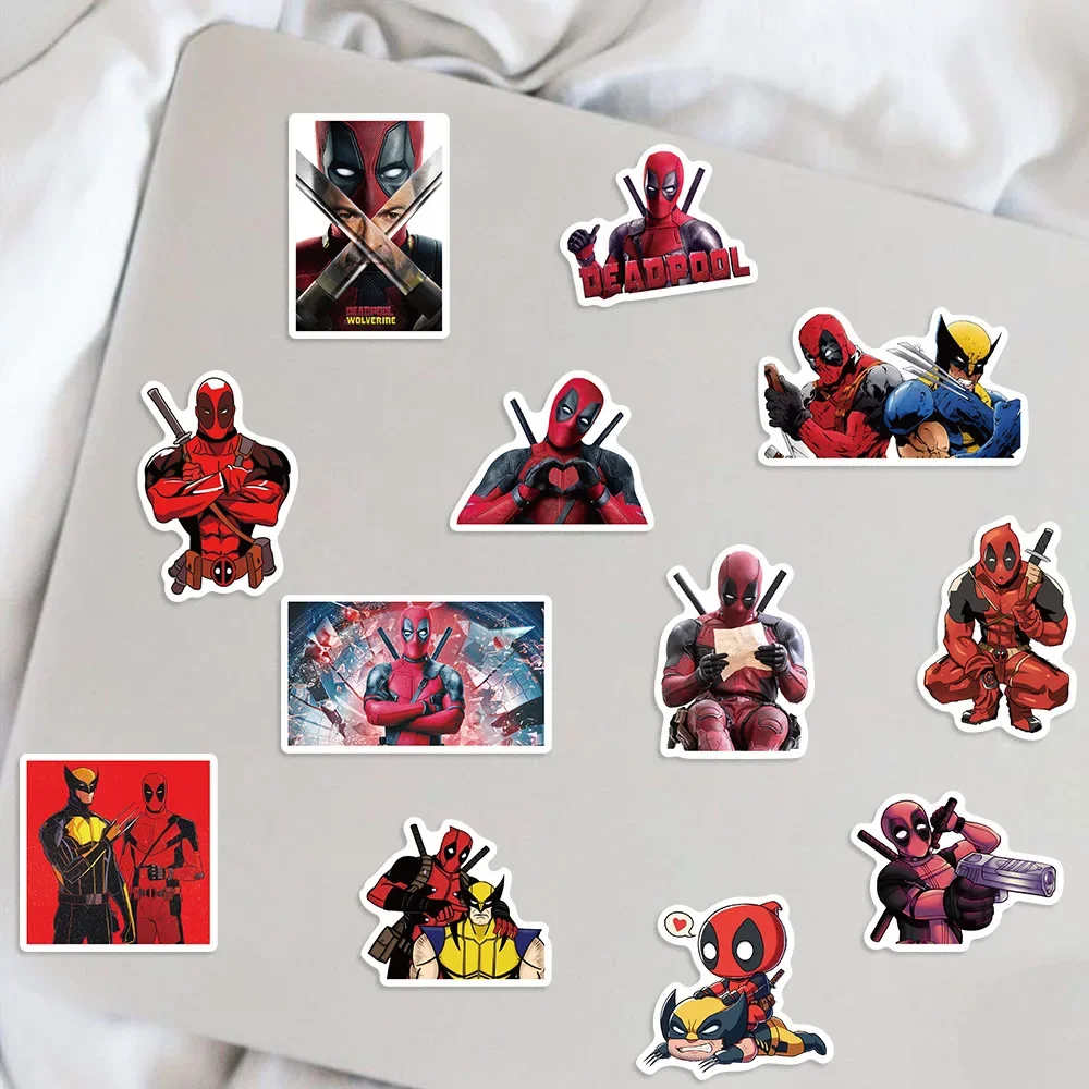 50 sztuk Deadpool i Wolverine film Cartoon wodoodporna naklejka Notebook Laptop naklejka dekoracyjna na lodówkę