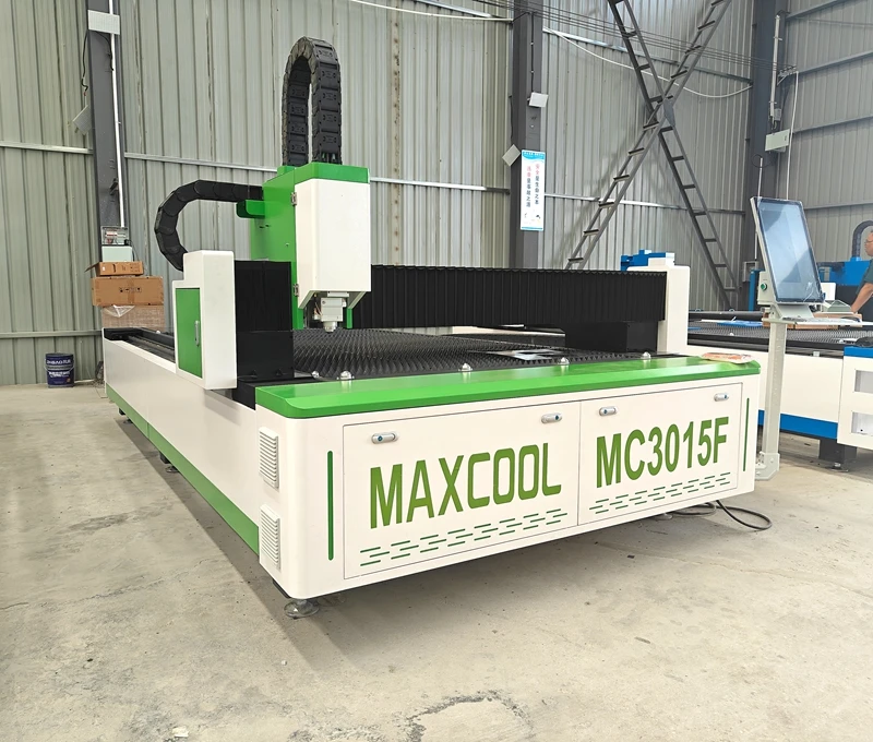 الصين الصانع Maxcool CNC آلة قطع ألياف الليزر الضوئية 3000 واط 6000 واط الألياف القطع بالليزر لوحة الصفائح المعدنية الصلب 1530