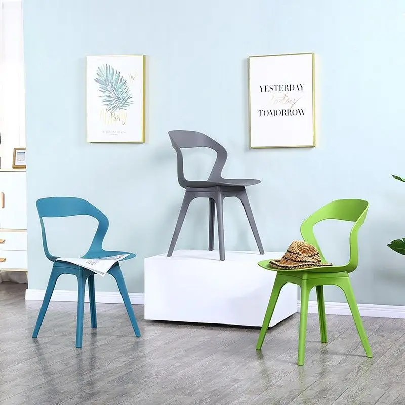 كرسي طعام بلاستيكي إسكندنافي - جلوس منزلي بسيط ومريح، كرسي ترفيهي عصري بمسند ظهر مقوس