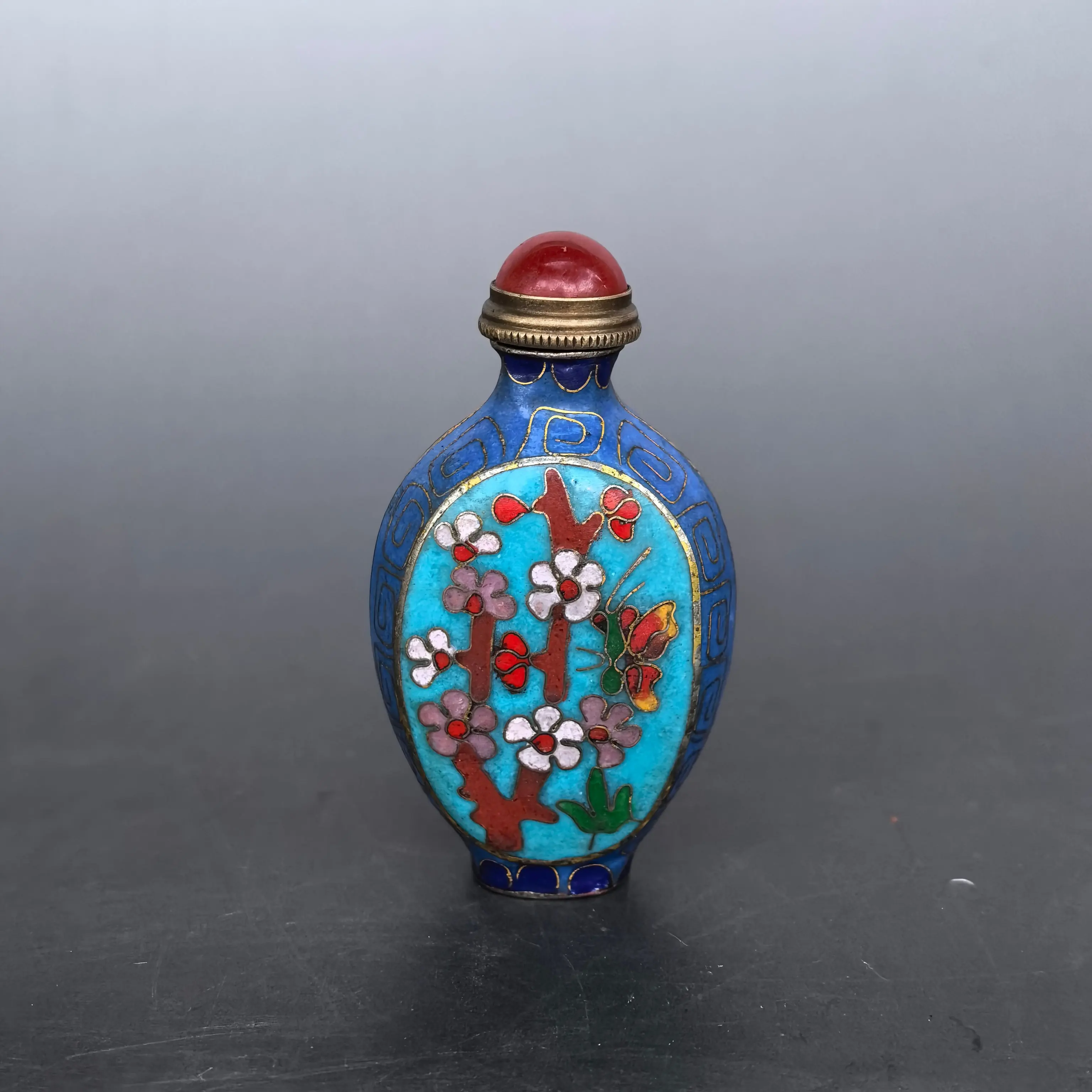Handcrafted copper wire-pierced Jingdezhen blue and white small bottle as a tabletop decoration