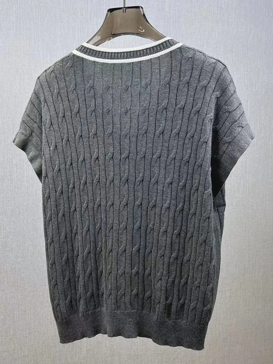 Maglione allentato senza maniche con scollo a v intrecciato in maglia di colore a contrasto da donna