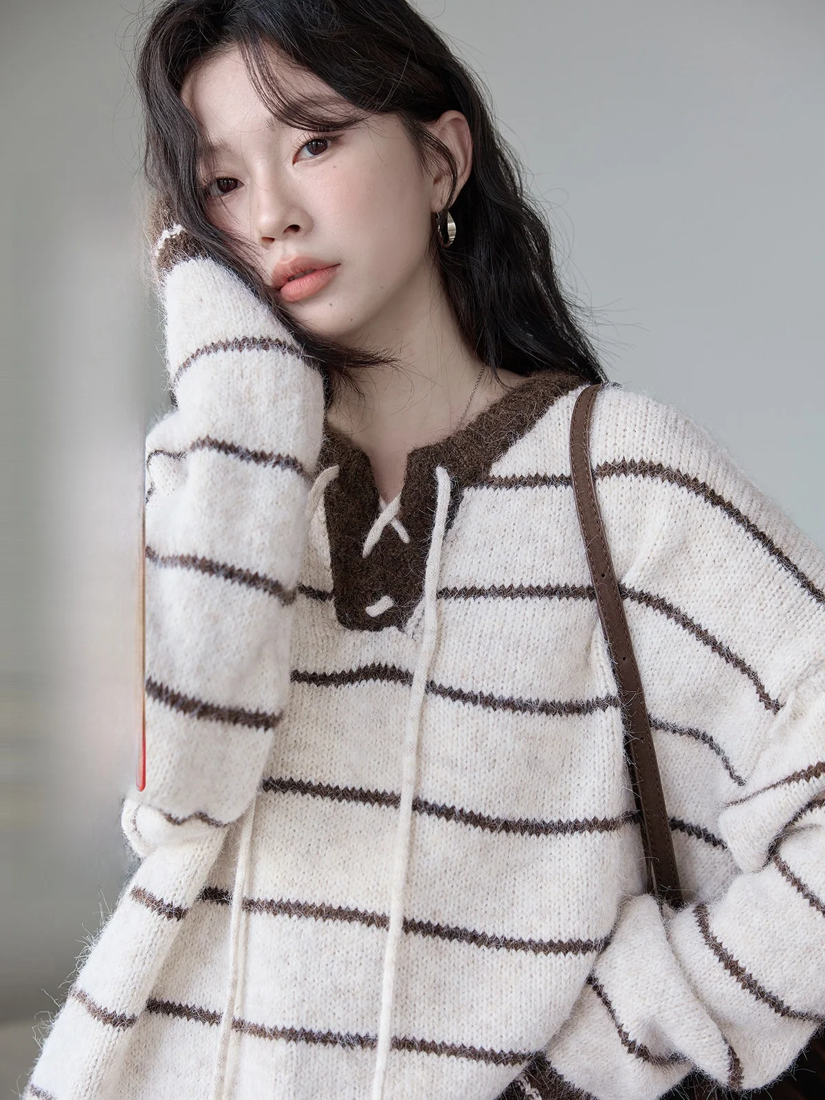 

HuiXi вязаный свитер в полоску с v-образным вырезом, женский свободный крой, осень-зима, новый универсальный топ с поясом в стиле ретро, теплый топ с подогревом