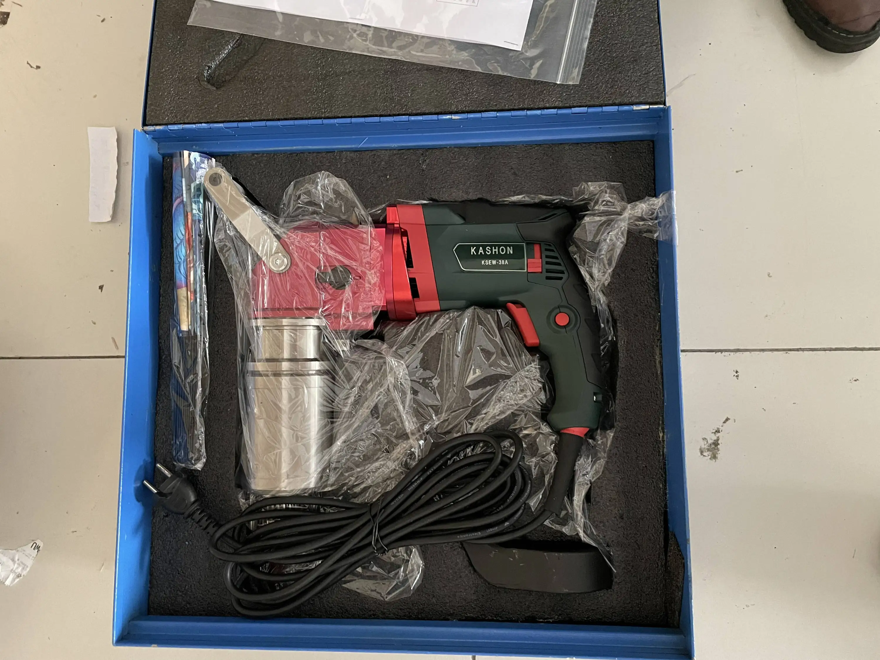 

KSEW-12A 1200Nm 1 Inch Digital 220V Electric Torque Wrench with LCD Screen and Angled Arm