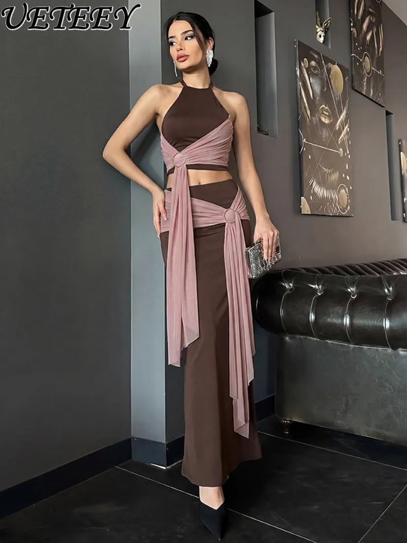 

Новый модный комплект 2026: топ-халтер с цветными блоками и завязками, а также облегающая длинная юбка с завышенной талией