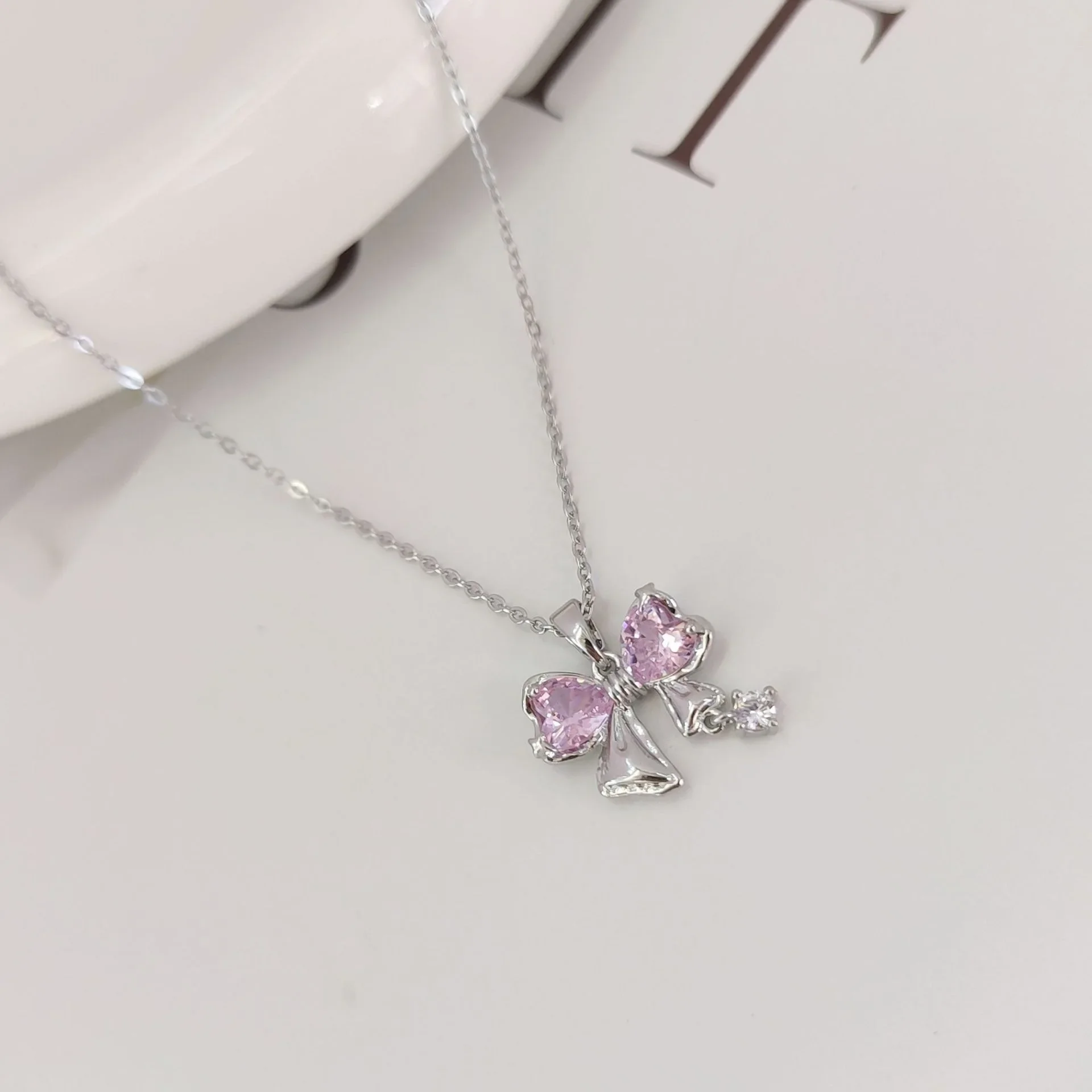 Una semplice collana e un fiocco dal design unico di zirconi rosa nella versione coreana della farfalla Instagram