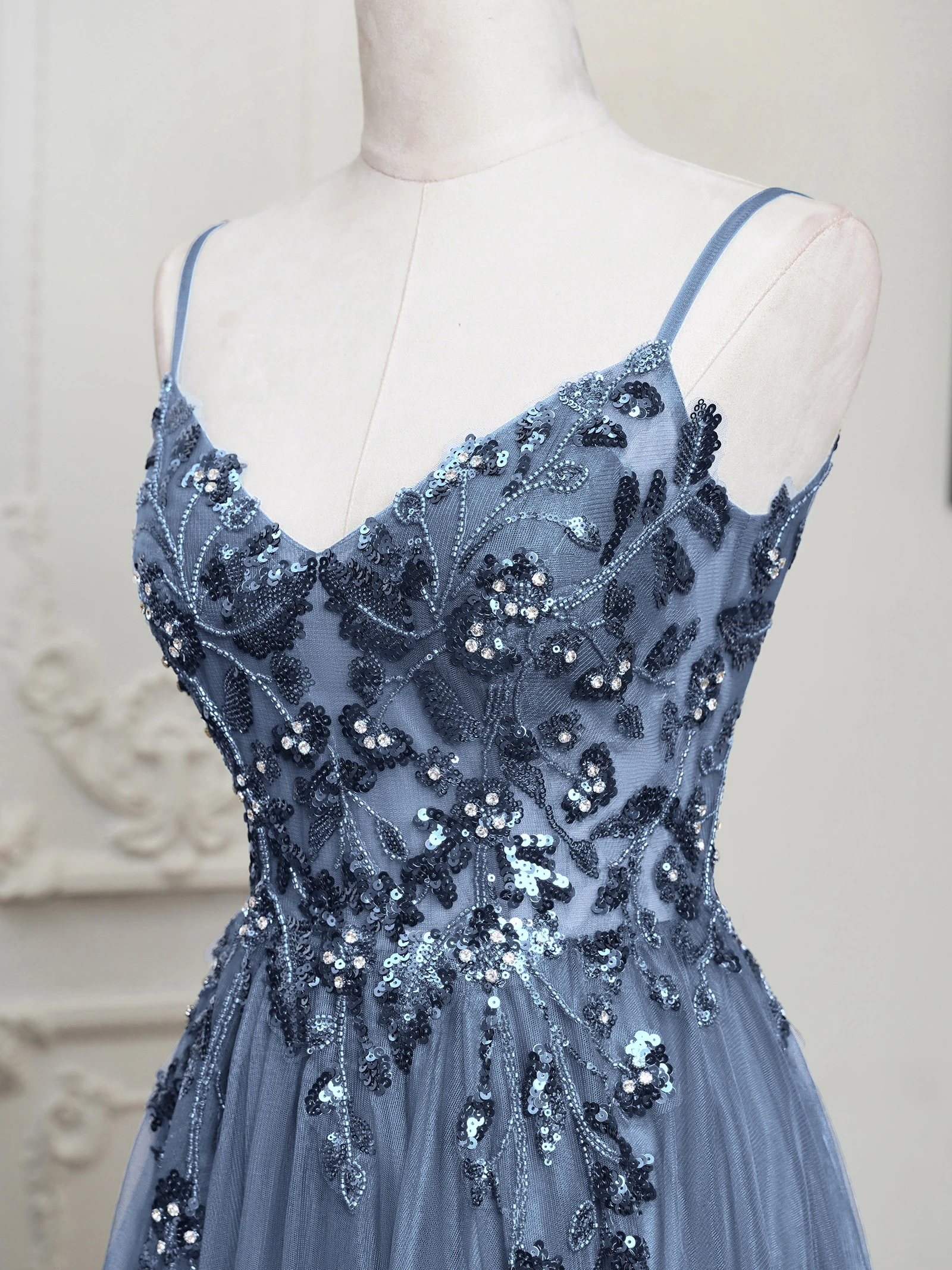 이브닝 드레스 프롬 드레스 파티 드레스 브이넥 A라인 트레인 하이 슬릿 가운 섹시한 스파게티 스트랩 일루젼 스팽글 아플리케