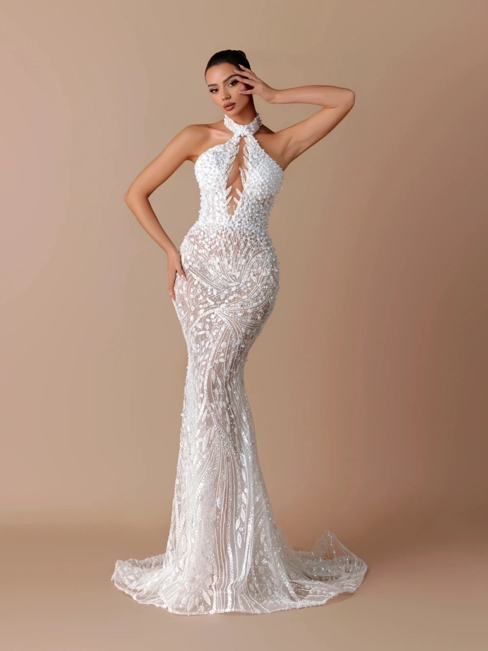 Suknia ślubna syrena z odpinanym trenem, haftem, perłami, iluzorycznym dekoltem typu halter, luksusowa suknia ślubna szyta na miarę dla panny młodej.