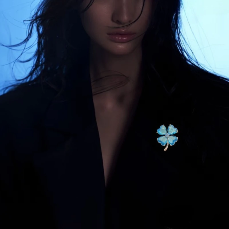 Lucky Symbol High-End Blue Crystal Four-Leaf Clover Brooch Shining Bright Unique Special Laple Pin Suit Accessory for Women 6012