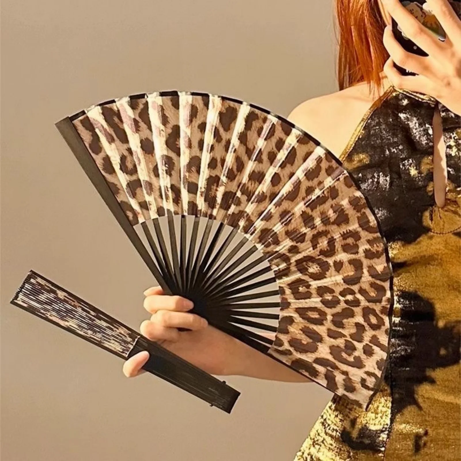 Leque de mão dobrável com estampa de leopardo feminino, estilo de moda vintage com moldura preta, acessório decorativo e funcional elegante, 1 peça