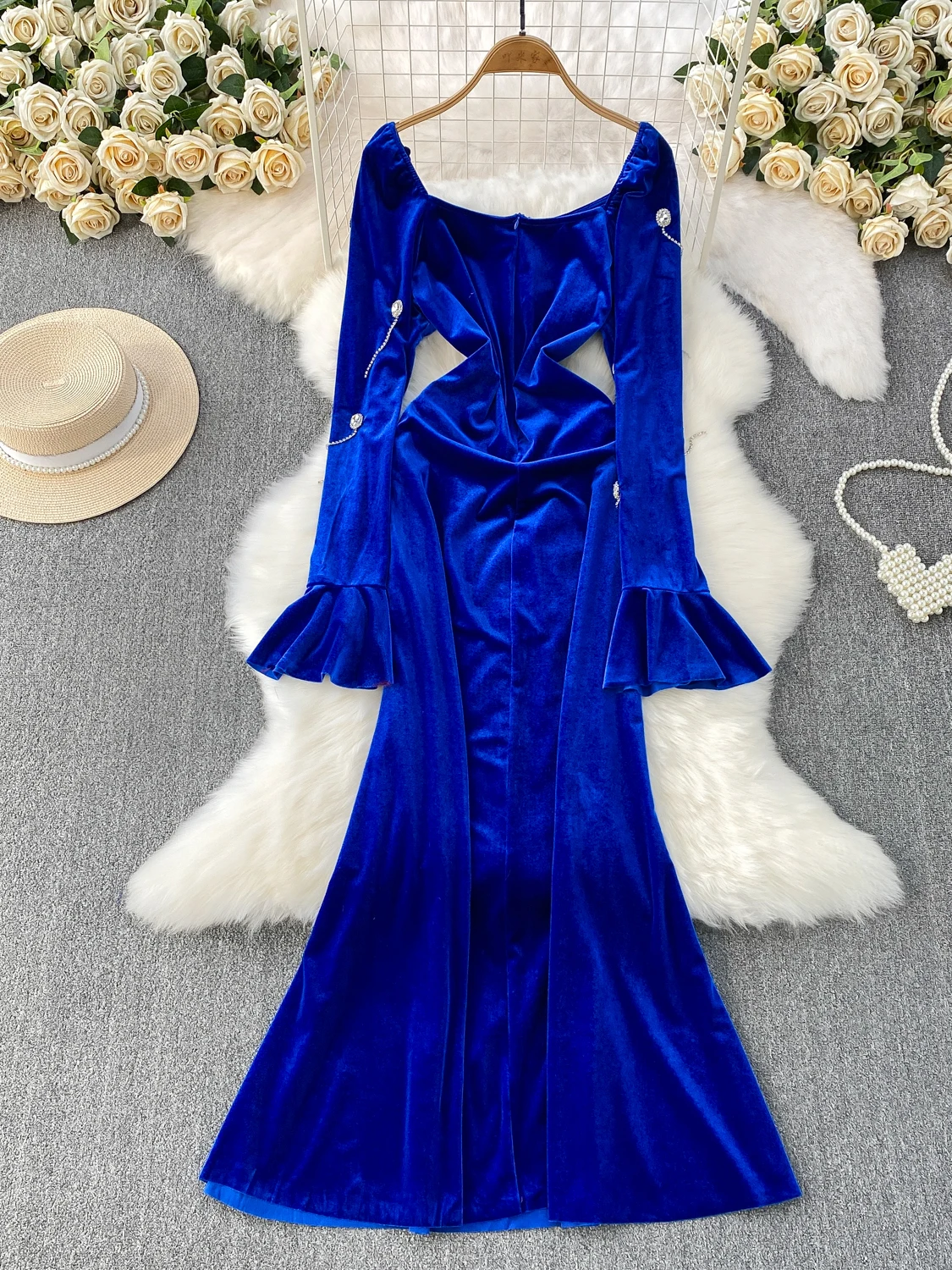 Ele Velvet Long Dr مع تصميم Flared Sves وذيل Fi، إدراج ماسي مطرز ثقيل للتخسيس للنساء في الشتاء