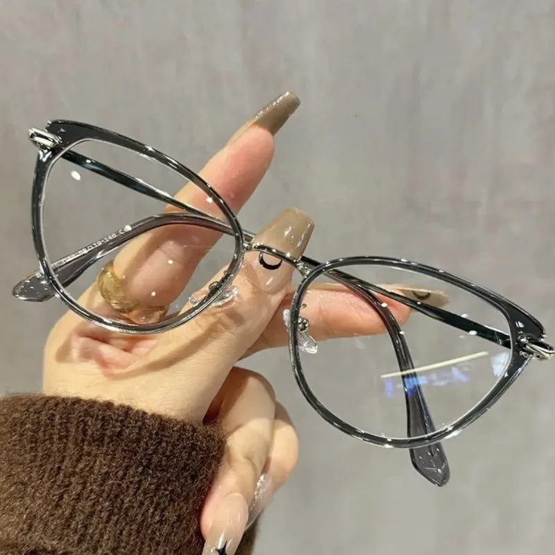 Ein Paar modische Cat-Eye-Brillen mit Blaulichtfilter und flachen Gläsern für Damen, Retro-Stil, einzigartige Dekoration, Weihnachtsgeschenk – Detail 2
