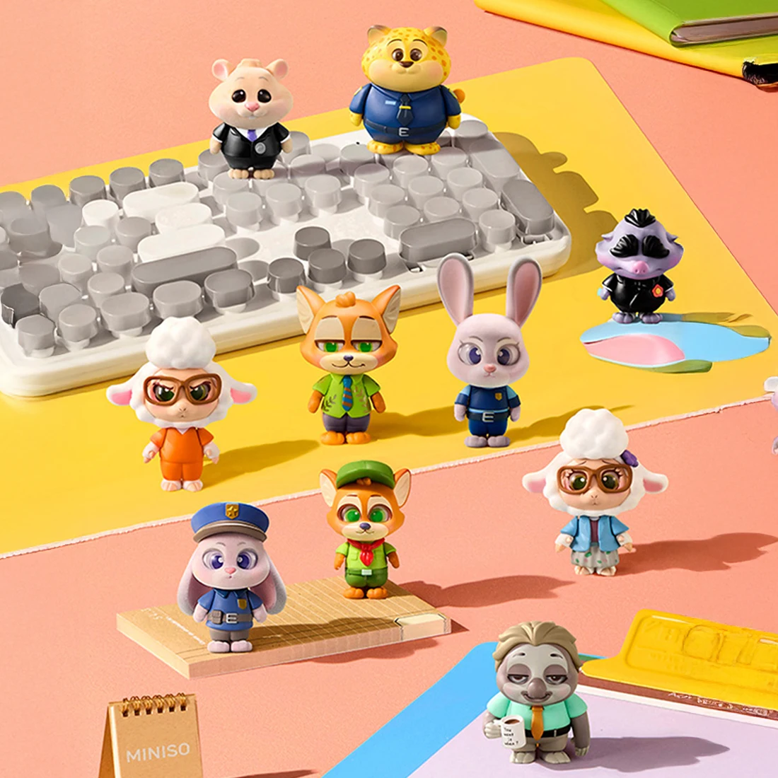 MINISO Disney Caja Sorpresa Zootopia Figuras de Vestir de la Vida Cotidiana Judy Nick Mini Figuras de Animales Adorables Decoración de Escritorio Juguete Misterioso
