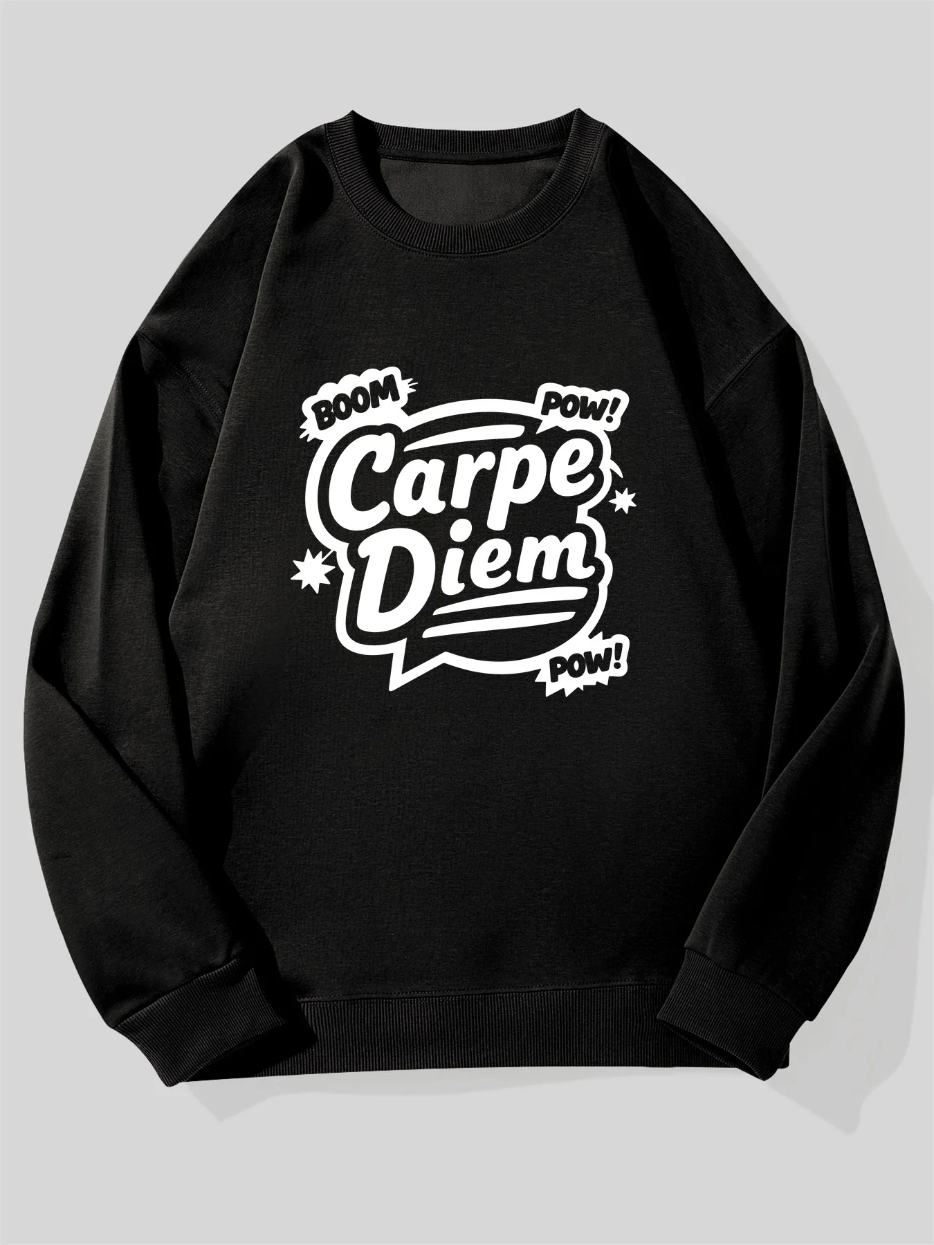 سترة "كاربي ديم" للرجال بعبارة لاتينية - أسود مع نمط مفتاح يوناني أبيض وطباعة "Seize the Moment"، كاجوال فضفاض