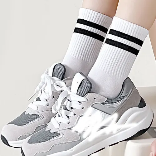 جوارب نسائية وجوارب