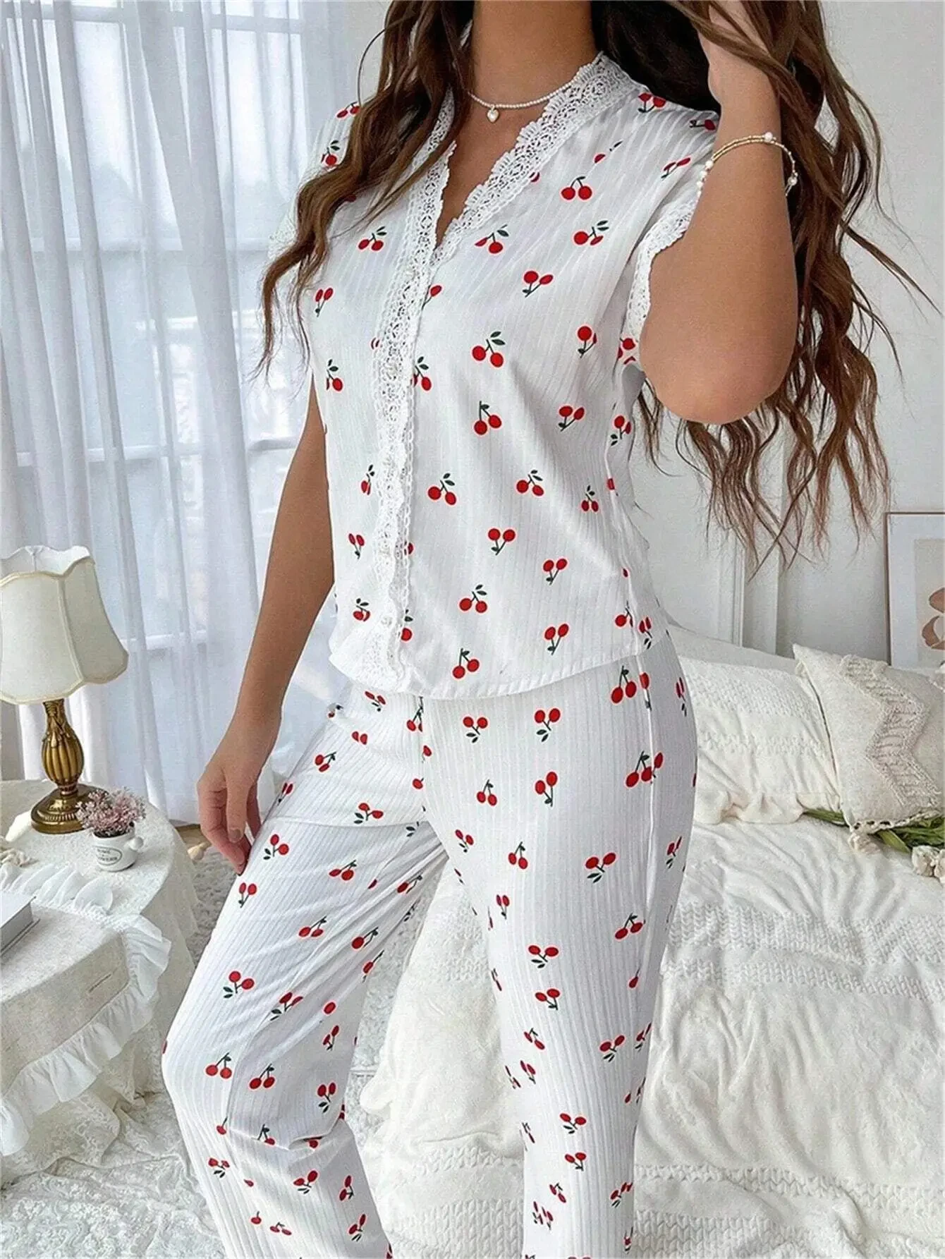 Damen-Pyjama-Set mit Spitzenbesatz, kurzärmliges Oberteil mit Knöpfen vorne und durchgehende Hose, Kirschdruck, 2-teilig, Nachtwäsche, Nachtwäsche, Homewear – Detail 8