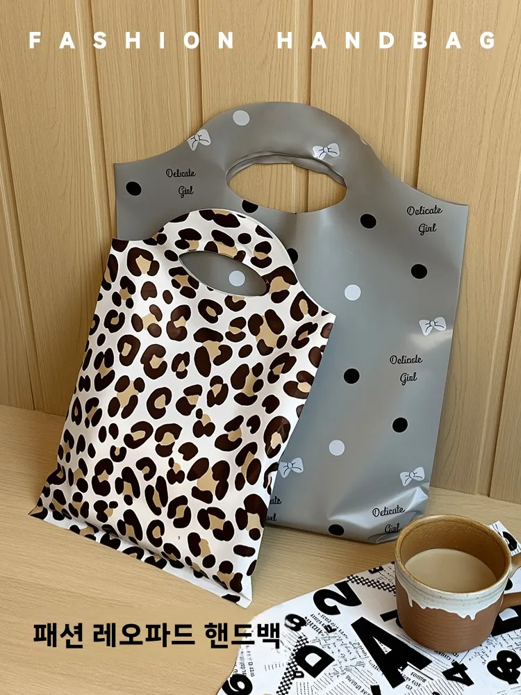 Bolso de mano de plástico grueso con estampado de leopardo, a la moda, para mujer, para compras de ropa de invierno, bolsa de embalaje simple de alta gama R156