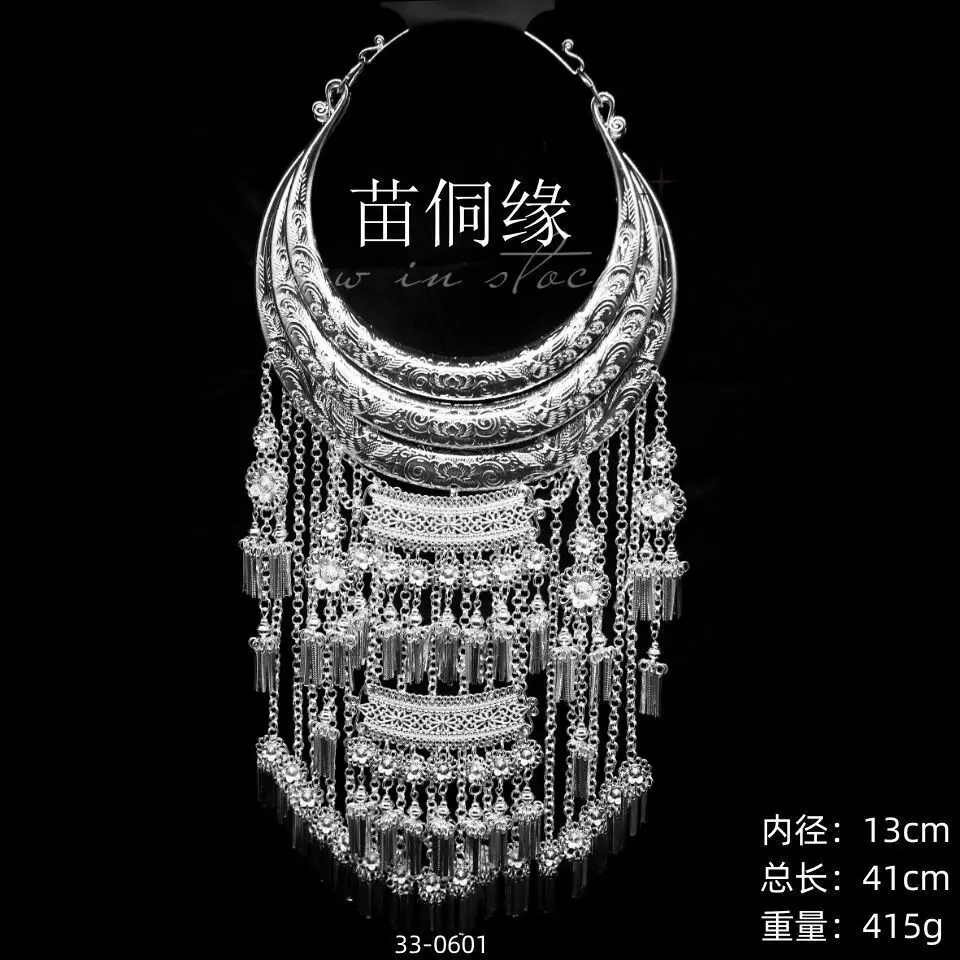 El collar de estilo étnico minoritario de China presenta decoración de proscenium de rendimiento La nacionalidad Miao Hani