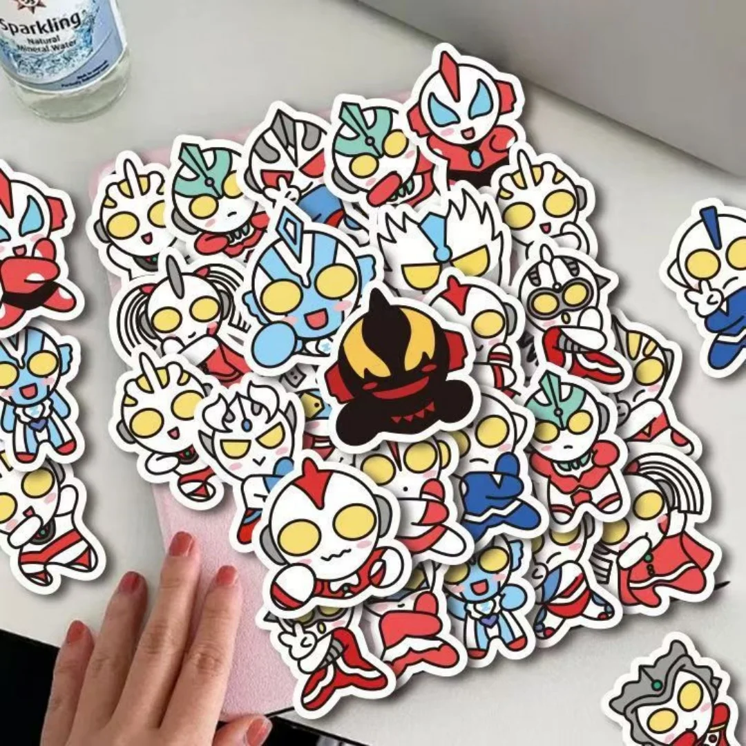 100 قطعة من ملصقات Beast Kingdom Ultraman الكرتونية اللطيفة المقاومة للماء على الجليد وملصقات منزلية من الفينيل القديم