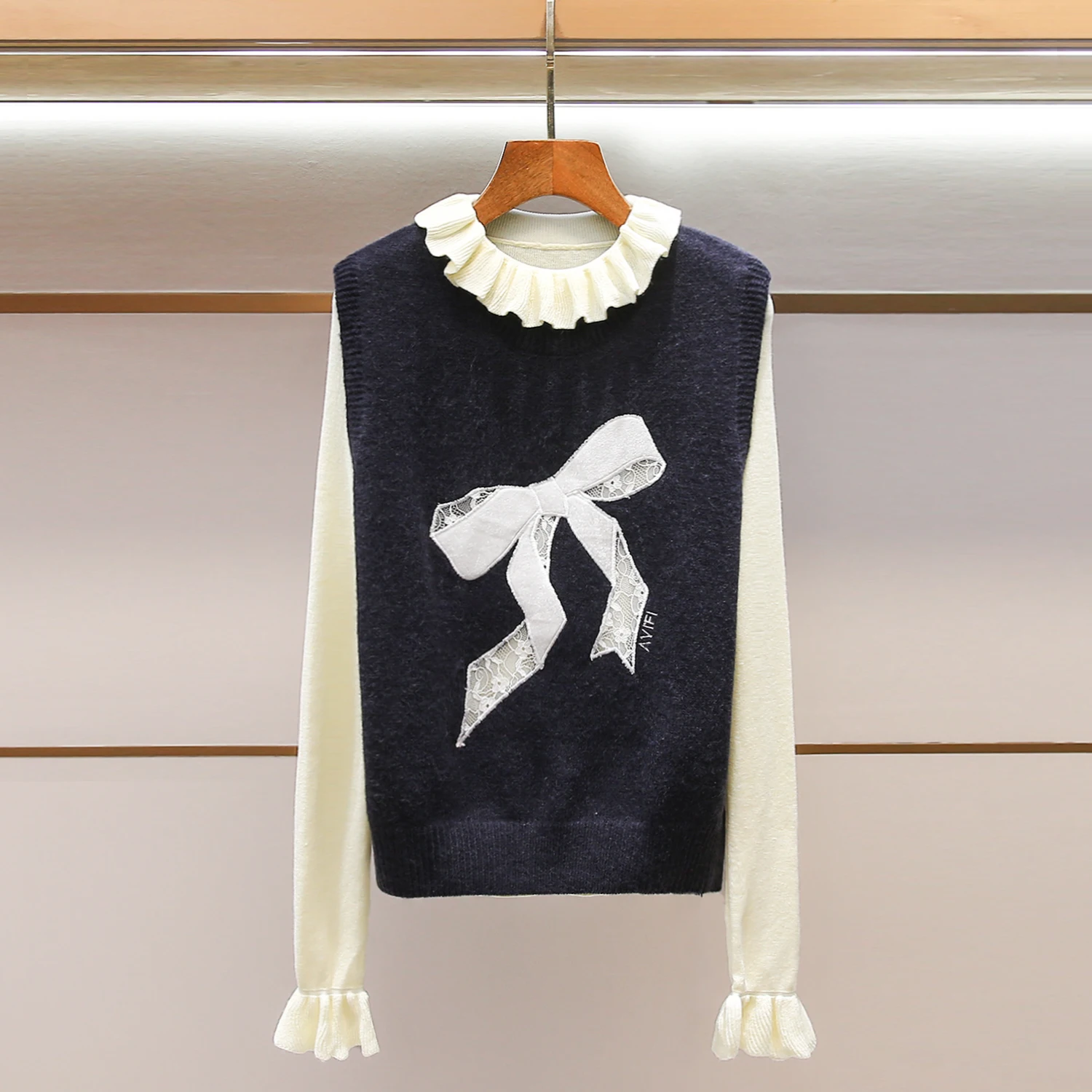 

Новый женский весенний комплект из двух предметов: вязаный жилет и топ Sweet Knot. Высококачественный трикотаж для колледжа, мягкий, средней толщины.