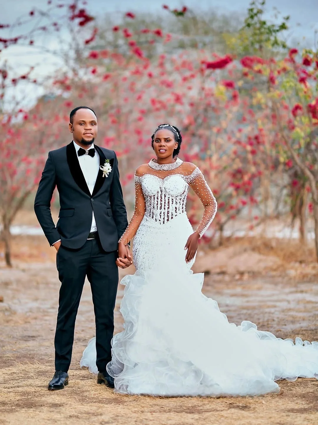 Personalizado brilhante pérolas strass vestido de casamento vestidos noivas gola alta mangas compridas em cascata babados vestido de noiva
